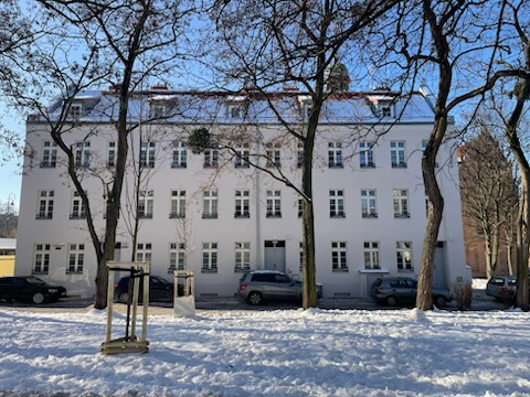 Zdjęcie przedstawia budynek po modernizacji przy ul. Mniszki 5/6